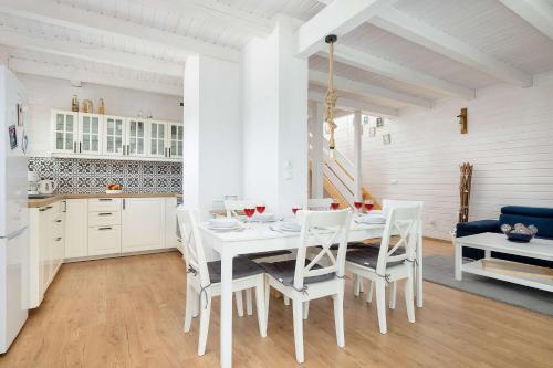 Baltic Home Houses Zastań with Parking by Noclegi Renters