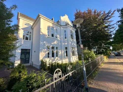 Uferresidenz - Altbau-Juwel mit Terrasse, Garten und Wasserblick in Oldenburg, Deutschland