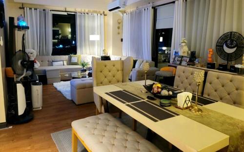 Spectacular Penthouse with Stunning Balcony in Eastwood Mall, Манила