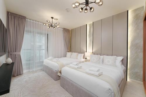 Large Flat in High Floor with view to Marina Canal & Beach sleep 8px, Dubai