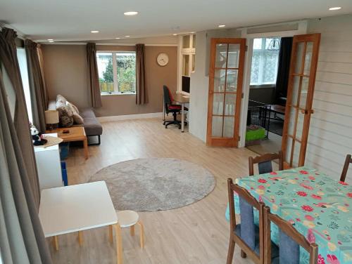 Cosy Kiwi bach Kid and Pet friendly Beach house in Otaki