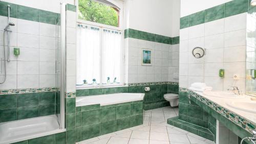 room detail thumbnail 2