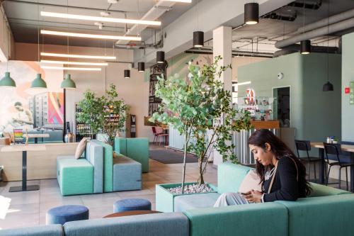 Lobi, MEININGER Hotel Berlin Airport in Berlin