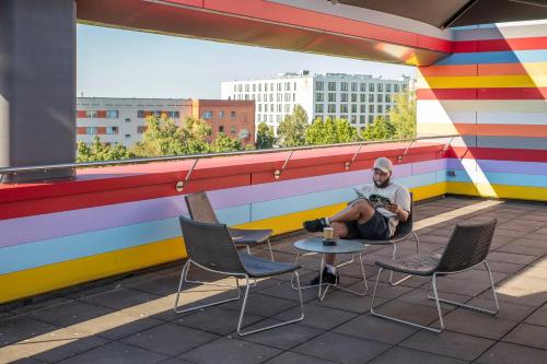 beranda/teres, MEININGER Hotel Berlin Airport in Berlin