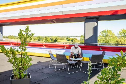 beranda/teres, MEININGER Hotel Berlin Airport in Berlin