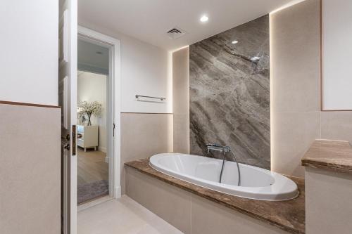 Spacious 2 bedroom apartment I Palm Jumeirah - main image