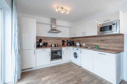 Cocina, Maisonette Fewo Kapteins Lounge by Seeblick Ferien ORO, Rundum Wasser, 6Pers, Sauna, Kamin in Olpenitz