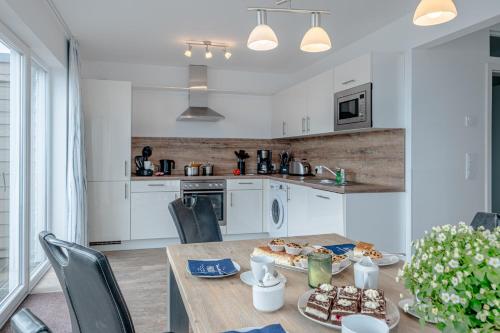 Cocina, Maisonette Fewo Kapteins Lounge by Seeblick Ferien ORO, Rundum Wasser, 6Pers, Sauna, Kamin in Olpenitz