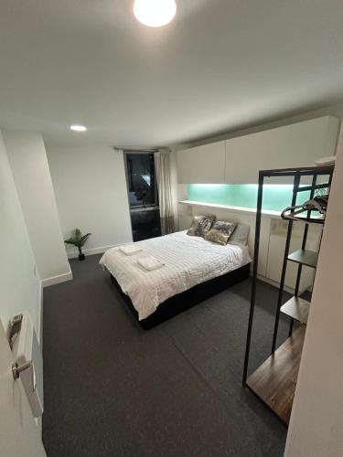 1 Bedroom Apartment Birmingham City Centre, Birmingham (photo 3)
