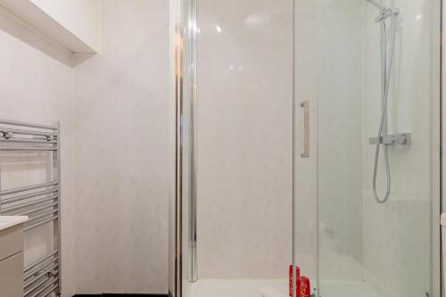 Stylish 1BD Flat in Unbeatable City Location - image 10