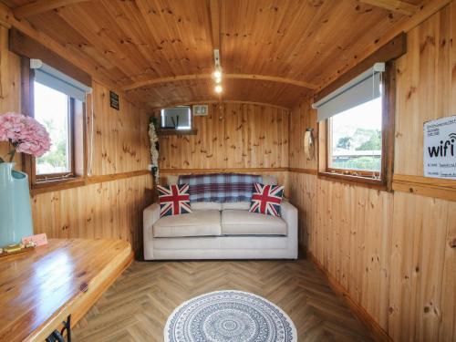 A szálláshely kívülről, Sharon's Shepherd Hut in Llandysilio