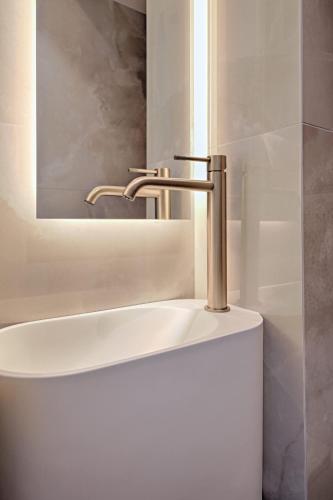 Heart Marais Luxury 2BR AC by Melvane - image 6