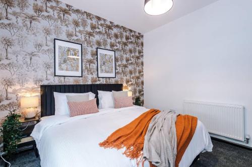 Spacious 4BR House, Sleeps 8, Parking, Full Kitchen, Ideal for Groups, family, contractors, Manchester
