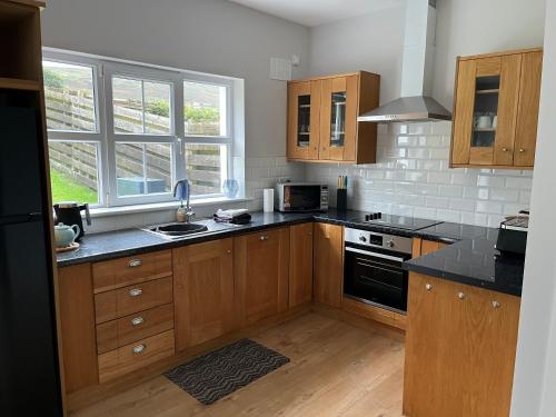 keuken, 2 Cois Chnoic - Dingle holiday home in Dingle