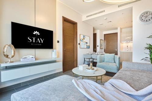 STAY BY LATINEM Luxury 1BR Holiday Home CB 1615 Near Downtown, Dubaï (photo 2)
