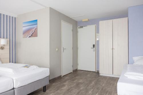 3 twin beds