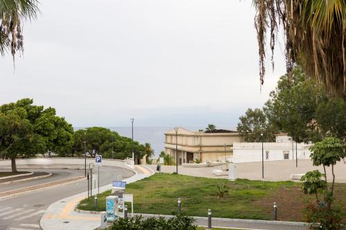 7 Seven - image 5