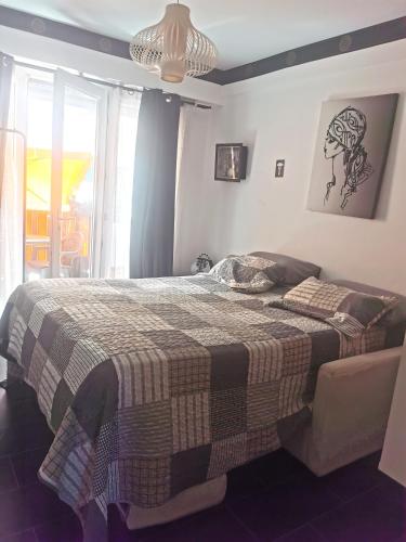 CHAMBRE CHEZ L'HABITANT - ROOM IN THE OWNER'S APARTMENT, Nice