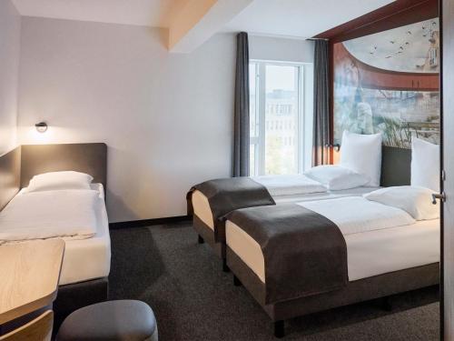 1 double bed, 1 twin bed
