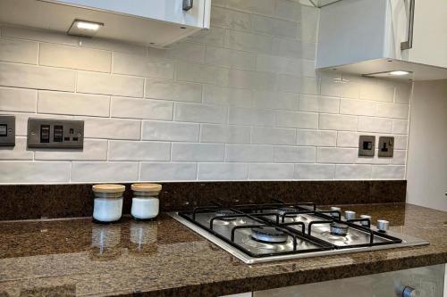 2 Bed Apartment - Sleeps 4 Balcony Pets Ok - image 4