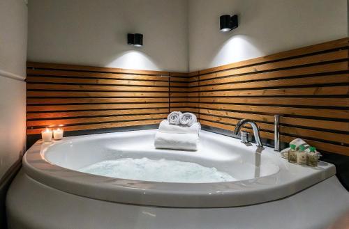 جاكوزي, Discovery Hotel in عمرانية