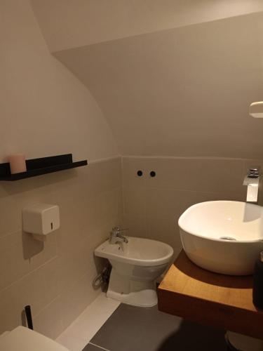 Bathroom, Casina Manfre in San Pietro Avellana