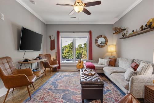 Only 4 Miles to Broadway with Free Parking and TVs in Bedrooms