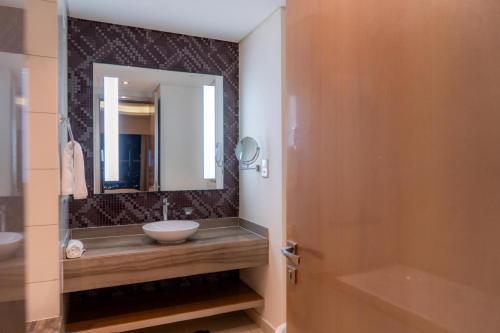 Luxury 1BHK in Damac Paramount Towers Business Bay - image 7