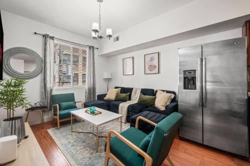 New Modern Apt in Chinatown Parking Available