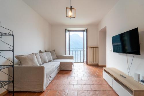 Lakefront apartment with a view, parking and swimming pool in Nesso