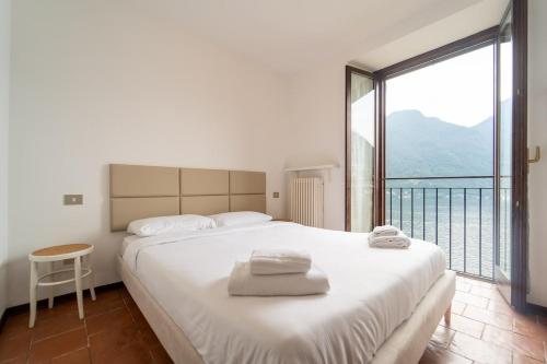 Lakefront apartment with a view, parking and swimming pool in Nesso