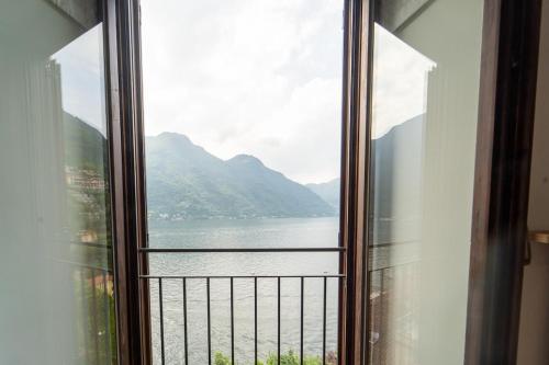 Lakefront apartment with a view, parking and swimming pool in Nesso