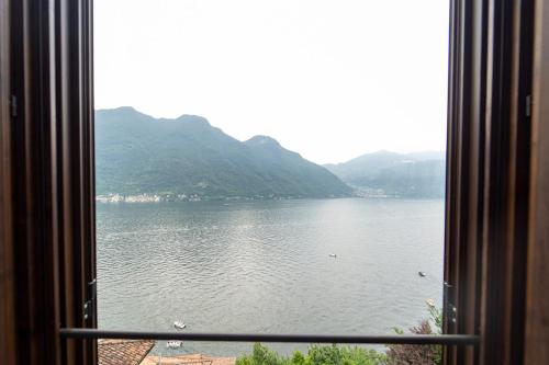 Lakefront apartment with a view, parking and swimming pool in Nesso