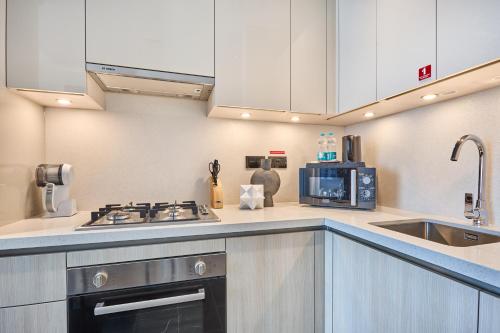 STAY BY LATINEM Luxury 1BR Holiday Home CB 2001 Near Burj Khalifa, Dubaj (fotografie 10)