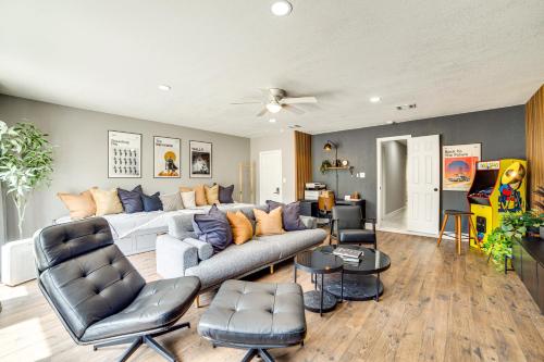 Spacious Family Home, 5 Mi to Galleria Dallas! in Карролтон