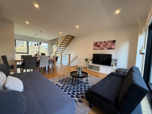 Modern Port Melbourne 3b3b Townhouse and Parking