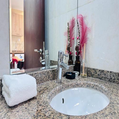 Modern 1BR w Pool and Parking At Roxana Residence, Dubai (foto 7)
