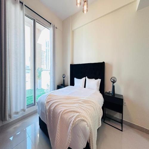 Modern 1BR w Pool and Parking At Roxana Residence, Dubai (foto 2)