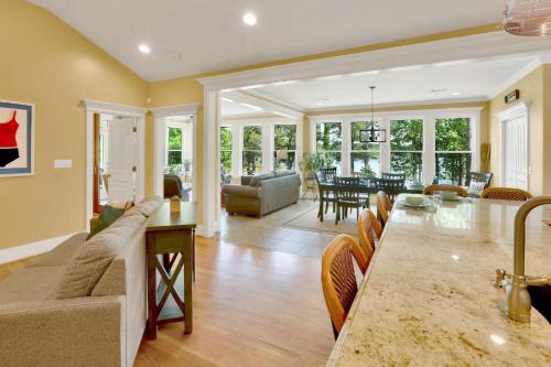 Lake front home, pet friendly, kayaks provided, Clarks Hill