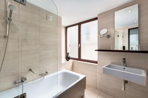 room detail thumbnail 2