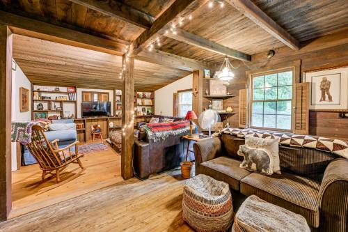 Trail Access and Tranquil Setting Franklin Retreat!