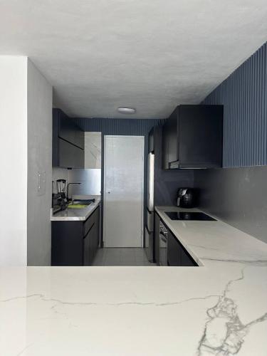 Apartamento de lujo frente al mar en residencia con piscina, planta electrica y gym in Porlamar