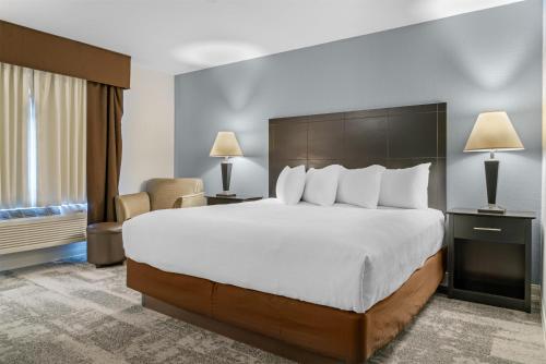 1 queen bed, 1 twin bed