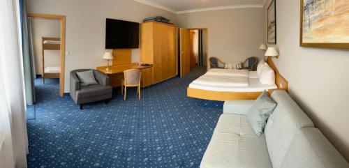1 double bed, 2 twin beds