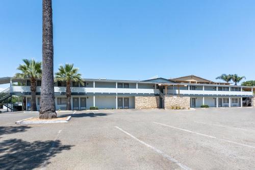 Bonanza Inn and Suites - image 11