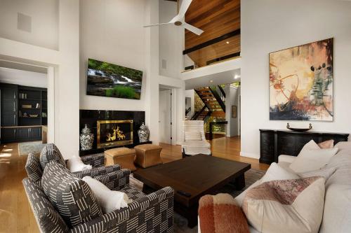 Heaven and Earth - Luxury Accomodations Breathtaking Mountain Views Game Rooms + More! - image 2