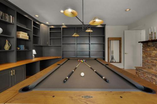 Heaven and Earth - Luxury Accomodations Breathtaking Mountain Views Game Rooms + More! - image 9