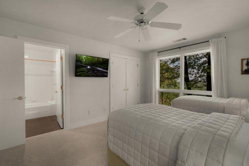 Heaven and Earth - Luxury Accomodations Breathtaking Mountain Views Game Rooms + More! - main image