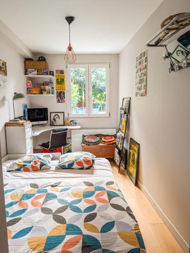Chambre et Salle de bain privées avec vue sur jardin dans maison chambre d'hôte Montreuil