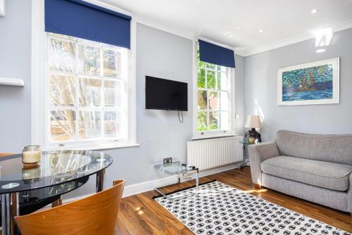 Bright & Stylish 1BR Flat Whitechapel Sleeps 4, Londra